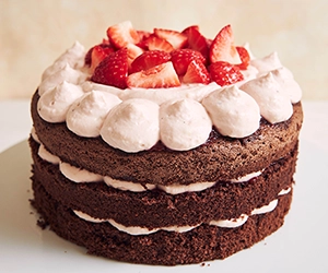 Image d'un layer cake à la fraise et au chocolat